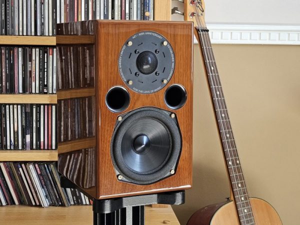AE1-40th-Anniversary-09-Walnut-In-room-scaled-1-800x600